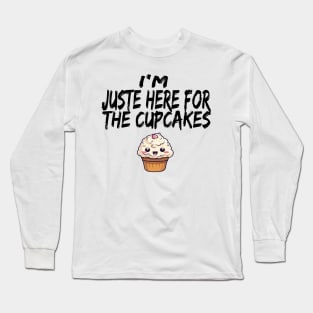 im just here for the cup cakes Long Sleeve T-Shirt